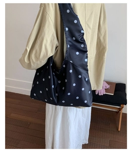 Schultertasche aus Satin mit Polka Dots, großes Fassungsvermögen und glatte Textur