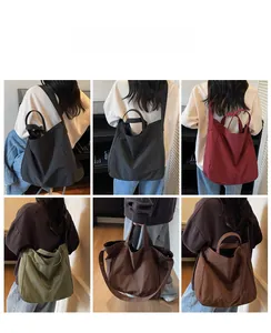 Plusieurs options de couleurs de sacs cabas à carreaux portés par des mannequins