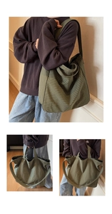 Vue détaillée du grand sac cabas à carreaux avec bandoulière en motif damier vert armée