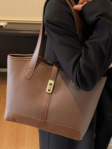 Grand sac cabas marron en cuir grainé pour femme avec fermoir doré et style vintage