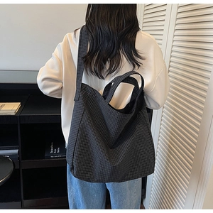 Détail du grand sac cabas à carreaux montrant sa grande capacité et sa texture souple