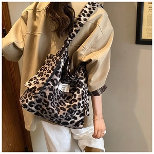 Detail of the high-capacity leopard print canvas tote bag with wide shoulder strap