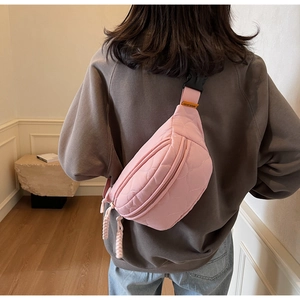 Rosa gesteppte Brusttasche mit Rautenmuster und gewebtem Reißverschluss-Anhänger für Damen