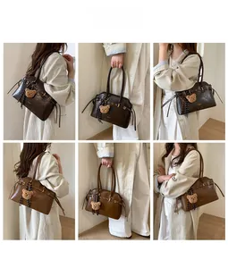 Détails de sacs cabas en cuir ciré texturé vintage avec charms ours portés par un mannequin