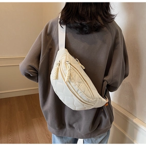 Detail der gesteppten Umhängetasche aus cremefarbenem Nylon mit Reißverschlussschieber