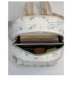 Vue verticale de l'intérieur du sac à dos matelassé avec rangement tablette et livres