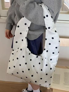Minimalistische weiße Satin-Einkaufstasche mit schwarzen Punkten und schicker Halbmondform