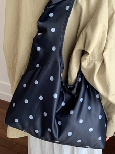 Minimalistische schwarze Satin-Einkaufstasche mit weißen Punkten im Retro-Design