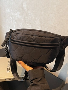 Leichte schwarze Stepptasche aus Nylon mit schickem Rautenmuster für Damenmode 2025