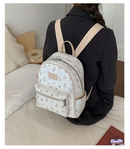 Vue détaillée du sac à dos montrant les motifs de lapin et les sangles en cuir