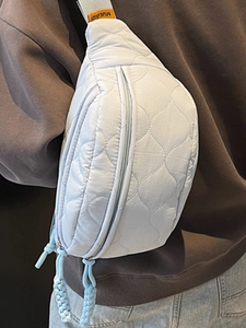 Leichte gesteppte blaue Crossbody-Brusttasche für Damen mit Wolkenpolster und orangefarbenem Tag