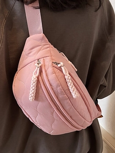 Rosa gesteppte Brusttasche für Damen mit Rautenmuster und verstellbarem Schultergurt im Trend