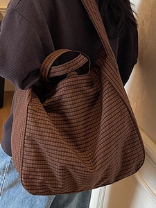 Grand sac cabas marron à carreaux avec longues bandoulières pour femmes au style décontracté