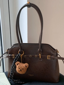 Sac fourre-tout rétro en cuir ciré marron foncé avec boucle dorée et pendentif ours