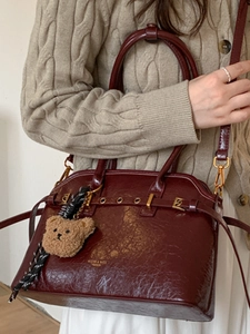 Sac cabas vintage en cuir ciré rouge foncé avec garnitures dorées et charme d'ours peluche