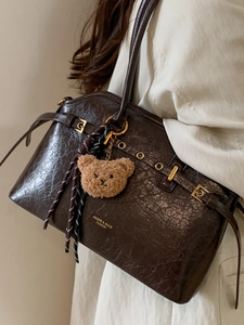 Grand sac cabas rétro en cuir ciré marron foncé avec charm d'ours et bandoulière de mode