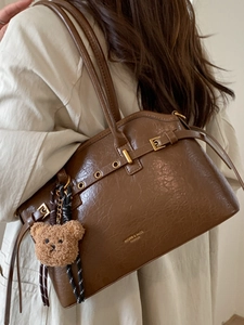 Sac fourre-tout vintage en cuir ciré marron avec détails dorés et pendentif ours en peluche