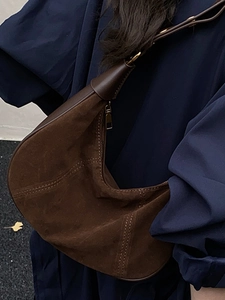 Sac hobo croissant en daim marron avec garnitures dorées et bandoulière chic