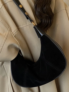 Sac demi-lune noir minimaliste en daim avec détails de rivets dorés sur la bandoulière