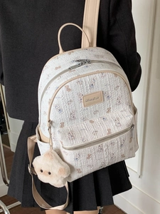 Sac à dos blanc texturé avec motifs lapins et pendentif ours en peluche doux