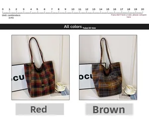 Detailed size comparison of red and brown plaid knit tote bags with a 20cm scale