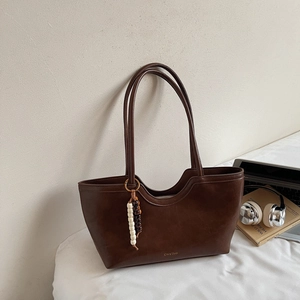 Sac fourre-tout vintage en cuir marron avec design ondulé et pendentif en perles