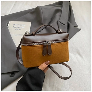 Détails du sac à main vintage bicolore avec double fermeture éclair et texture daim