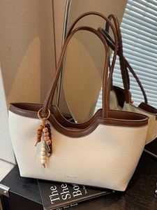Grand Sac Cabas en Cuir PU pour Femmes Sac à Épaule Rétro Minimaliste Avec Pendentif en Perles de Bois Sac Sous le Bras de Couleur Contrastée