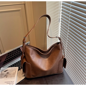 Vue détaillée du sac cabas rétro marron avec poche latérale et boucle en métal en cuir PU