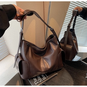 Détail du cabas en cuir PU marron foncé avec une poche latérale à rabat pratique
