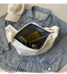 Dettaglio interno di una borsa in velluto a coste bianca con grande spazio contenitivo