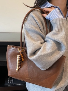 Sac fourre-tout en cuir marron mat avec charme de perles en bois pour le quotidien
