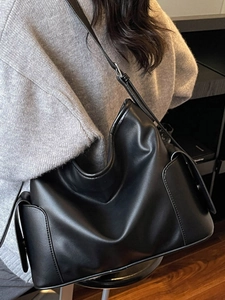 Grand sac cabas vintage en cuir noir avec poche latérale à rabat et bandoulière réglable