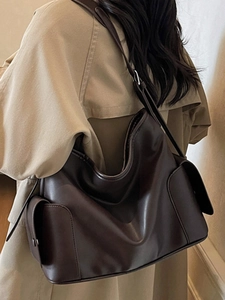Grand sac à main rétro en cuir marron pour femme comme sac à bandoulière élégant de jour