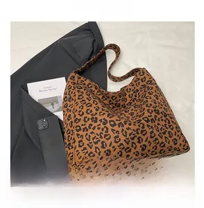 Dettaglio della borsa tote leopardata con trama morbida e ampio spazio interno