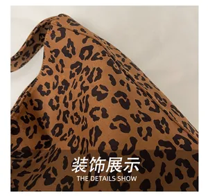 Dettaglio delle cuciture di alta qualità e della trama leopardata sulla borsa tote