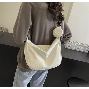 Dettaglio della borsa dumpling in velluto a coste bianco con piccola borsa rotonda