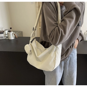 Borsa a tracolla in velluto a coste bianco con mini pochette tonda e tracolla larga