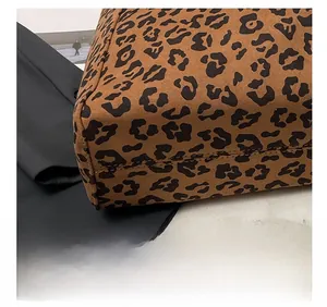 Dettaglio ravvicinato delle cuciture precise sul tessuto della borsa tote leopardata