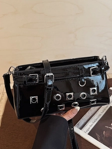 Modische schwarze Lackleder-Achseltasche mit silbernen Ösen und Schnallendetails