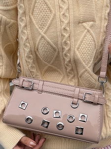 Rosa glänzende Lackleder-Umhängetasche mit silbernen Metallringen und verstellbarem Riemen