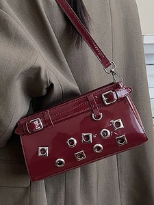 Modische burgunderrote Lackleder-Achseltasche mit silbernen Metallring-Details