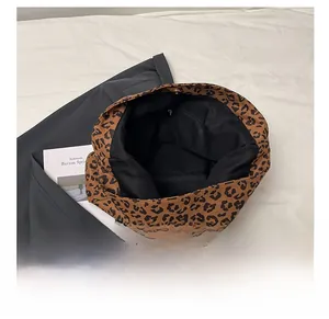 Dettaglio interno borsa leopardata con chiusura magnetica e tasca con cerniera