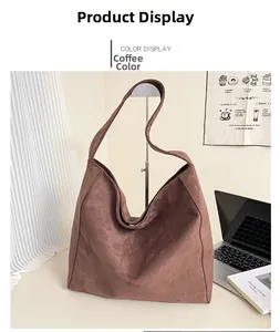 Vista dettagliata della borsa tote in pelle scamosciata marrone in un ambiente interno