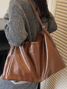 Vintage caramel brown oil-waxed leather tote bag with a minimalist large-capacity design
