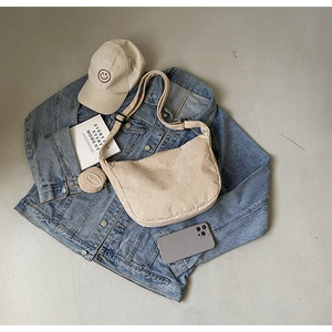 Dettaglio borsa hobo in velluto a coste beige con portamonete tondo e tracolla regolabile
