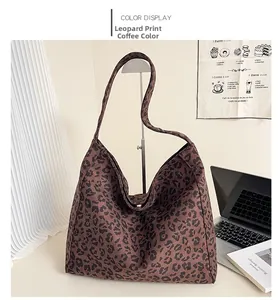 Vista dettagliata della borsa tote grande con stampa leopardata in un ufficio moderno