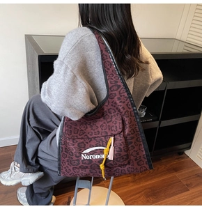 Vue détaillée du grand sac cabas en toile à motif léopard avec un nœud décoratif jaune