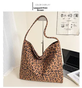 Dettaglio di una borsa tote leopardata marrone in tela su una scrivania ufficio