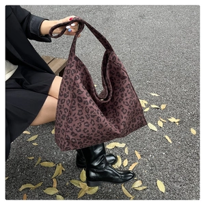 Dettaglio della borsa tote in tela con stampa leopardata e outfit autunnale chic